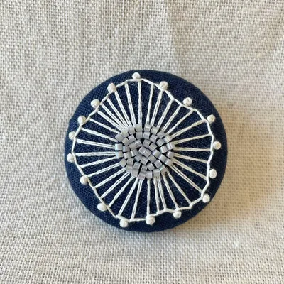 試作品■漂う花 ビーズ刺繍リネンブローチ ナチュラル
