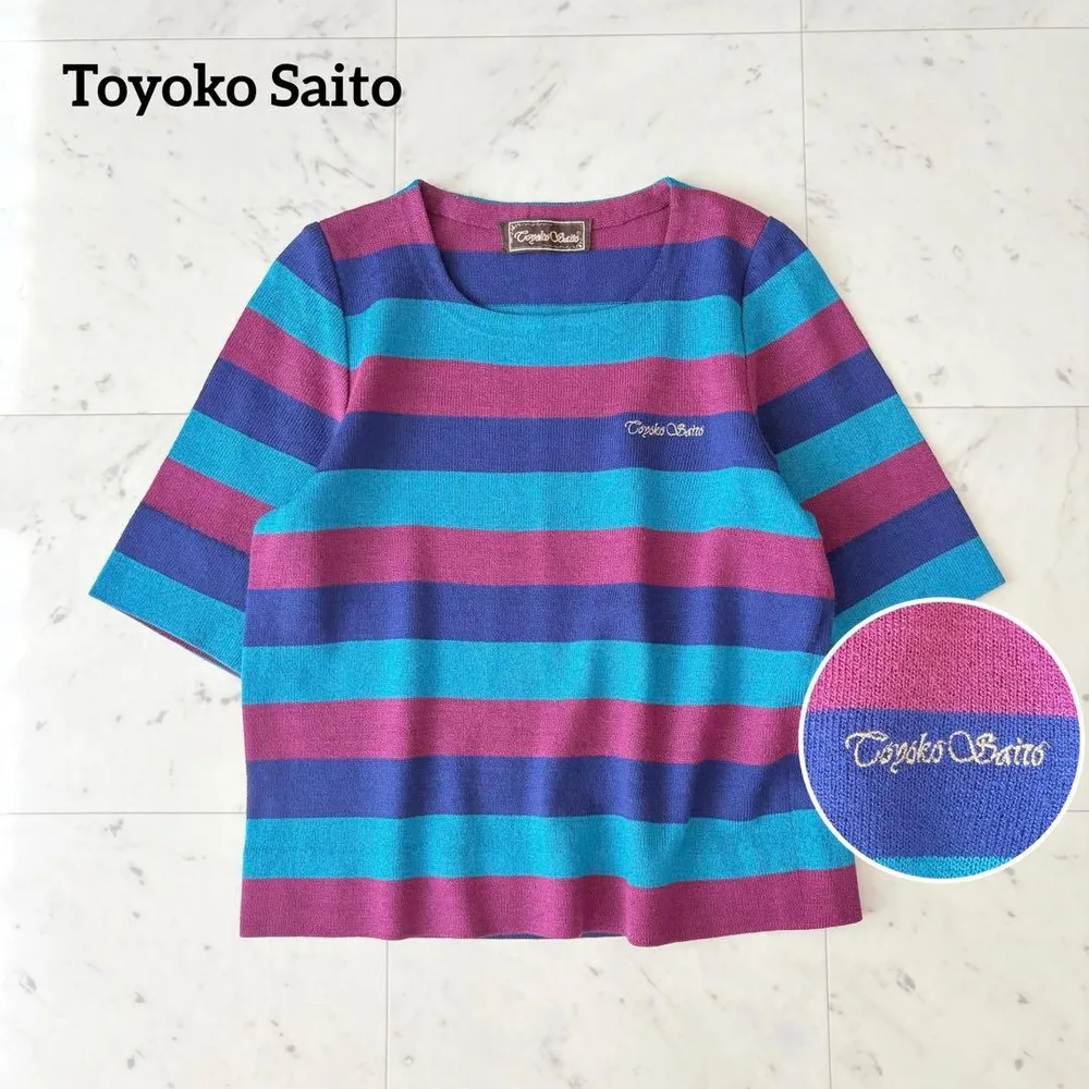 Toyoko Saito เสื้อถักครึ่งแขนแบบซักได้ ปักโลโก้หลากสี ขอบยืดได้
