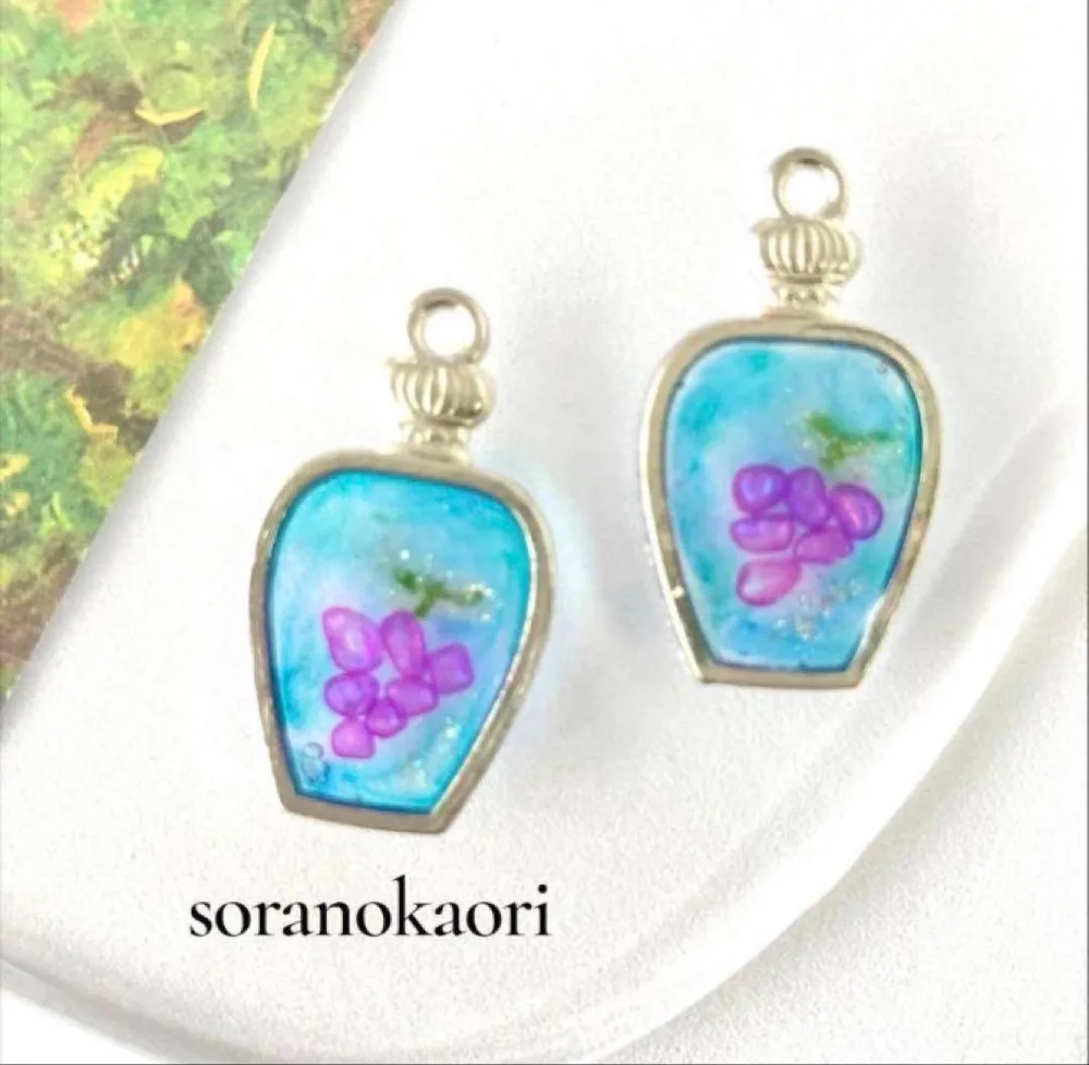空色レジン×ぶどうの瓶型チャーム ピアス/イヤリング