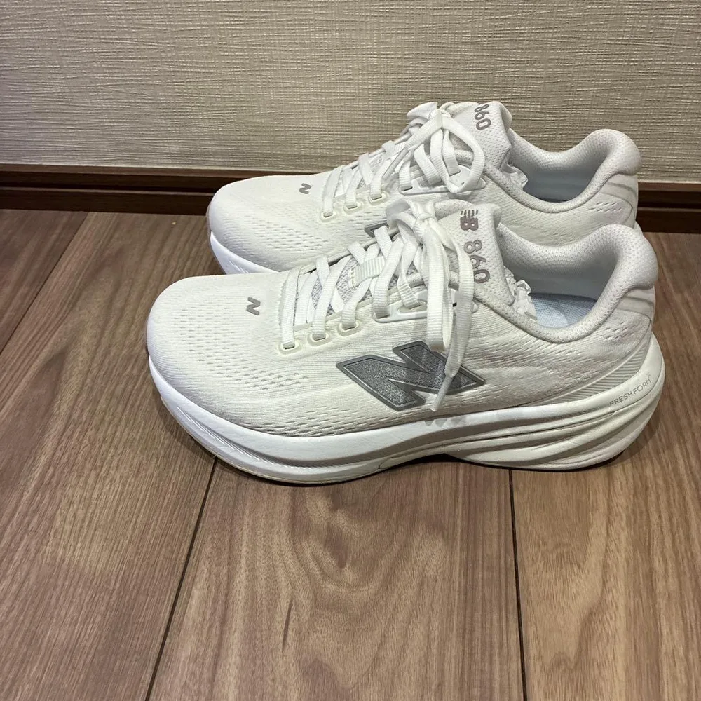รองเท้าผ้าใบ New Balance 860 Fresh Foam