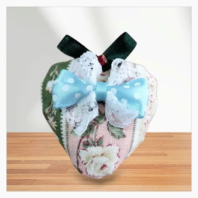 ハンドメイド いちご型ブローチ 花柄