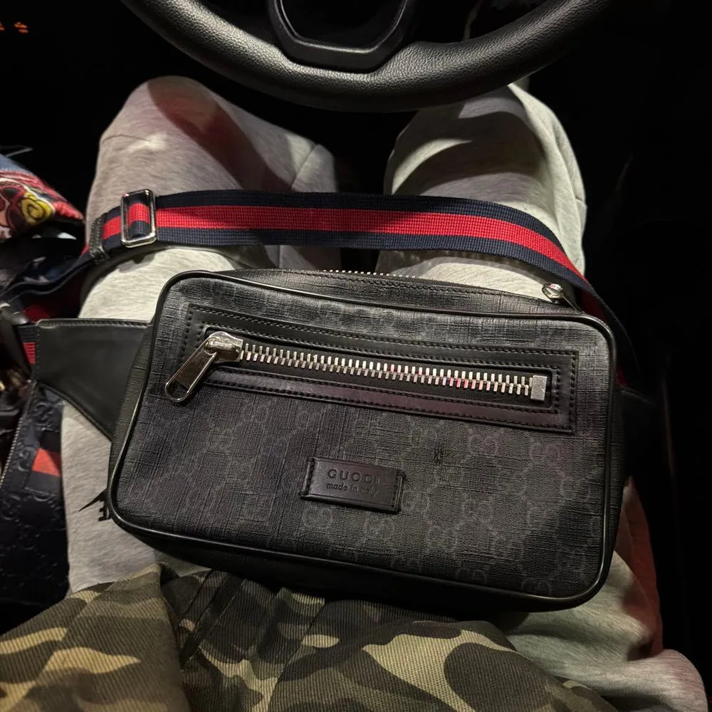 GUCCI GGスプリーム ボディバッグ