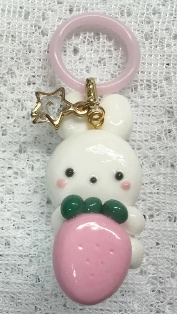 ハンドメイド うさぎと苺のチャーム キーホルダー