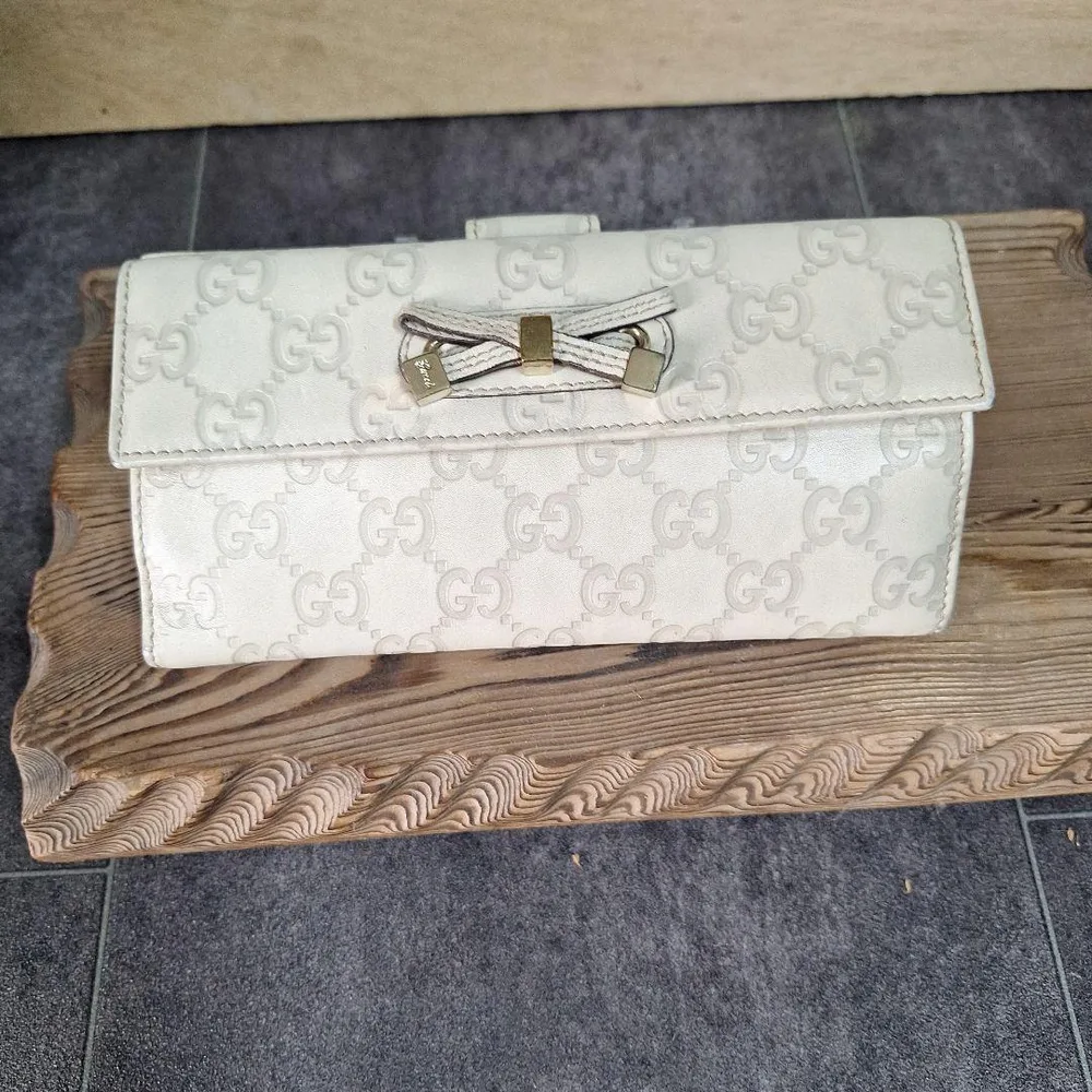 GUCCI グッチ 長財布 リボン ホワイト