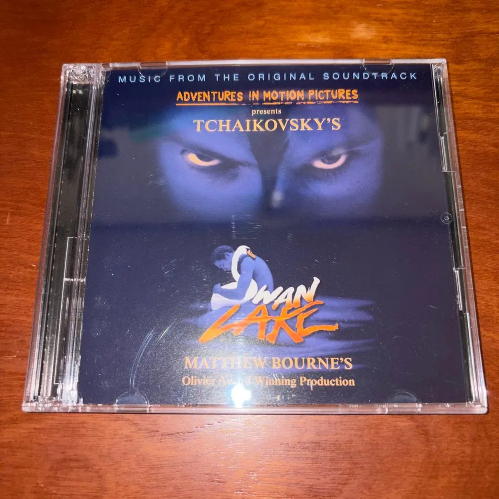 【2CD】チャイコフスキー:バレエ音楽『白鳥の湖』全幕 マシュー・ボーン版