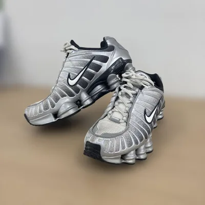 รองเท้าผ้าใบ NIKE Shox สีเงิน