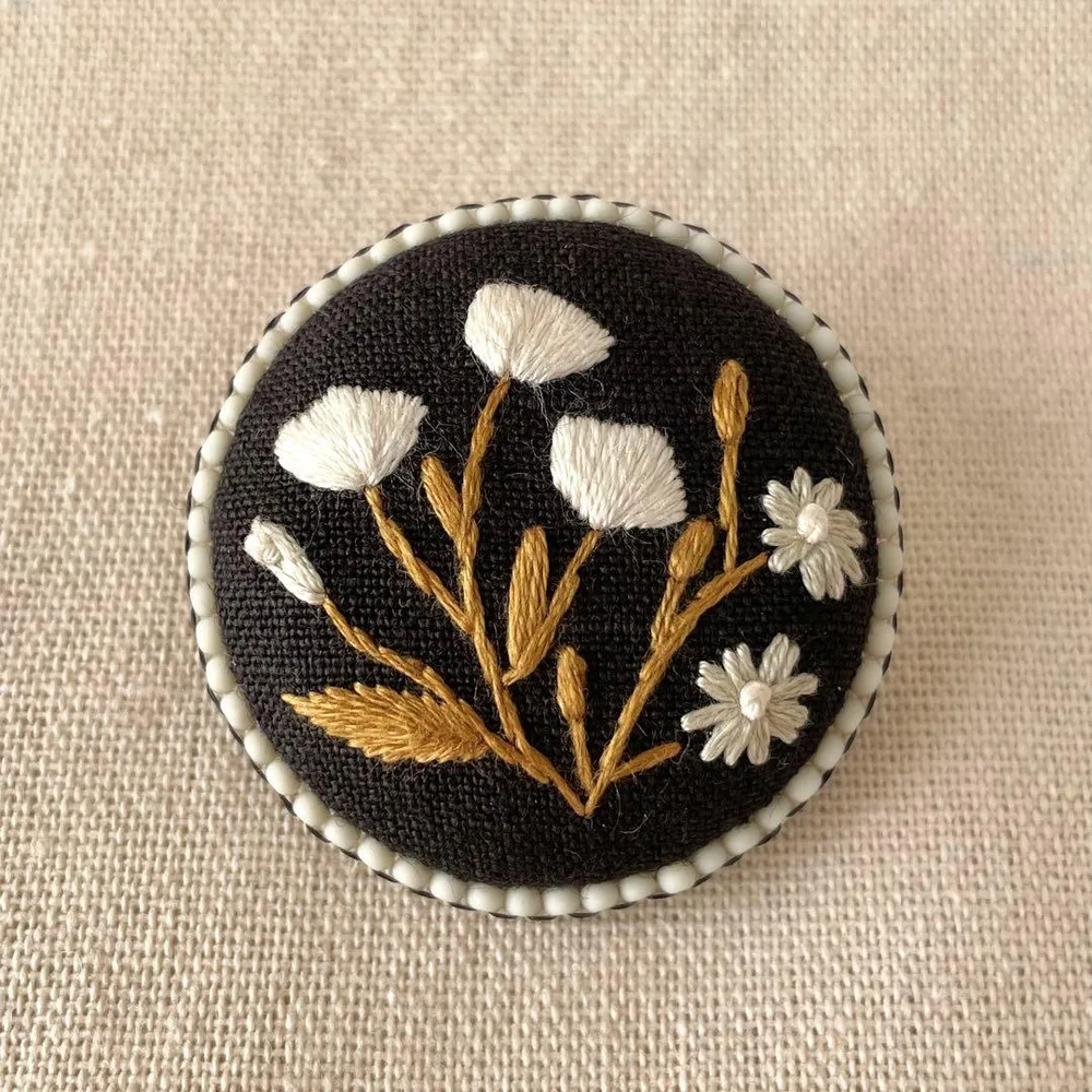 風に揺れる名もなき花|草花の記憶シリーズ|刺繍リネンブローチ ナチュラル