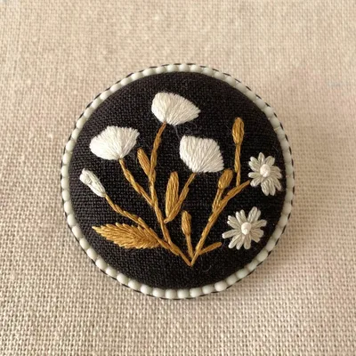 風に揺れる名もなき花|草花の記憶シリーズ|刺繍リネンブローチ ナチュラル