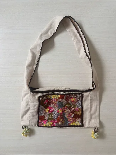 刺繍入りベージュショルダーバッグ