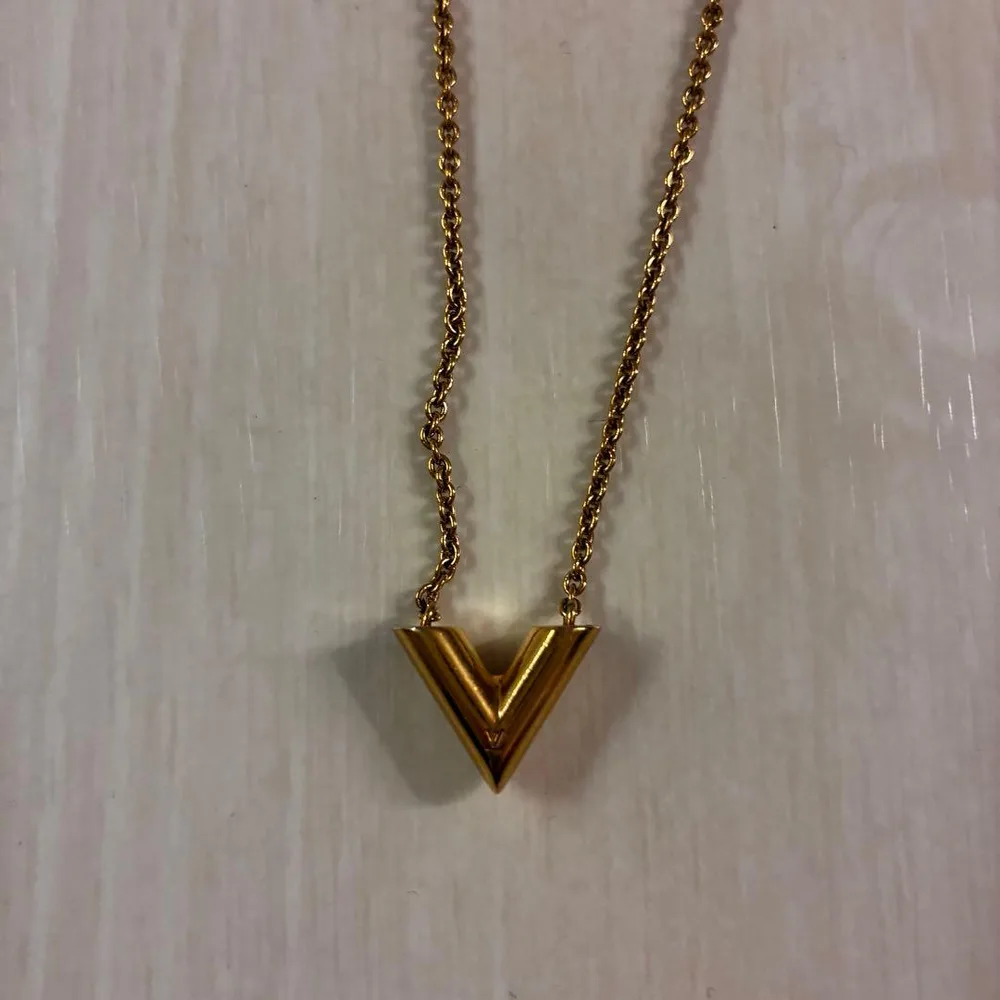 LOUIS VUITTON エッセンシャルV ネックレス M61083