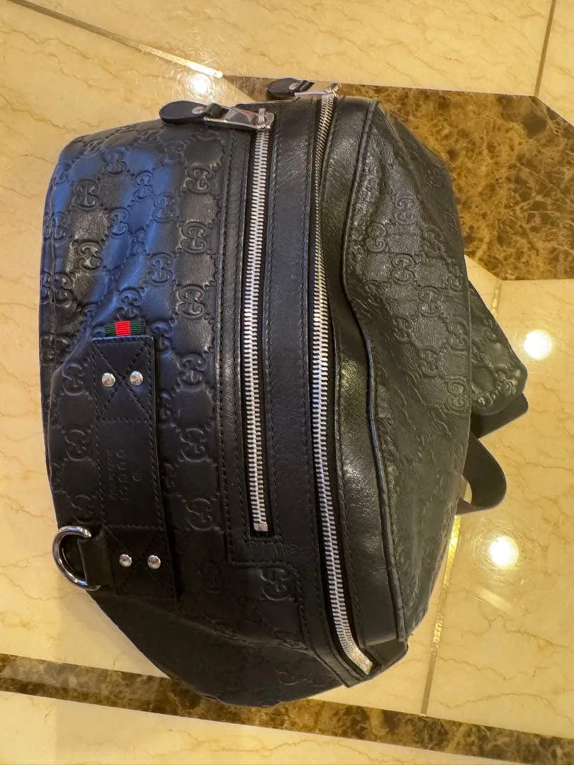 GUCCI GGエンボス ボディバッグ ブラック