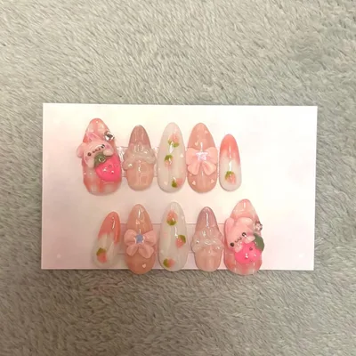いちごとうさぎのネイルチップ