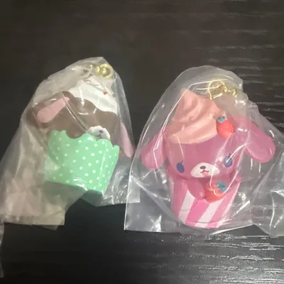 サンリオ シュガーバニーズ ストロベリーうさ くろうさ カップケーキチャーム