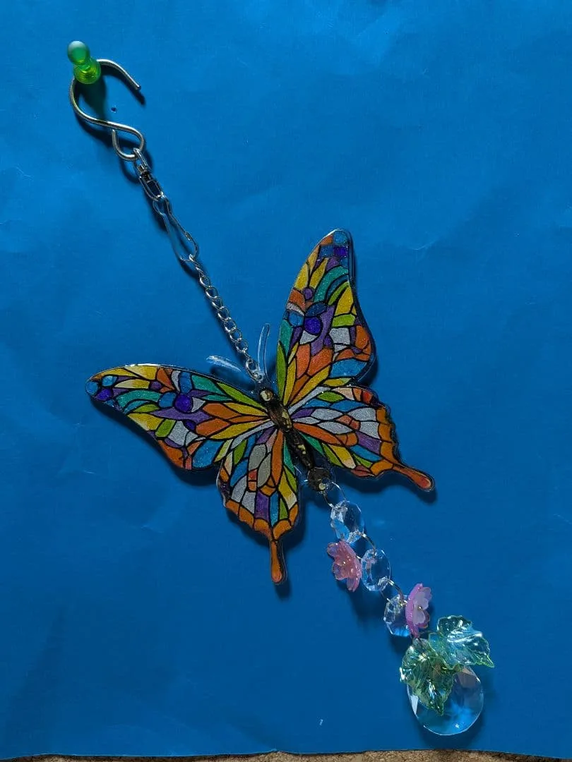 Handmadeステンドグラス風蝶々と、花と葉のサンキャッチャー