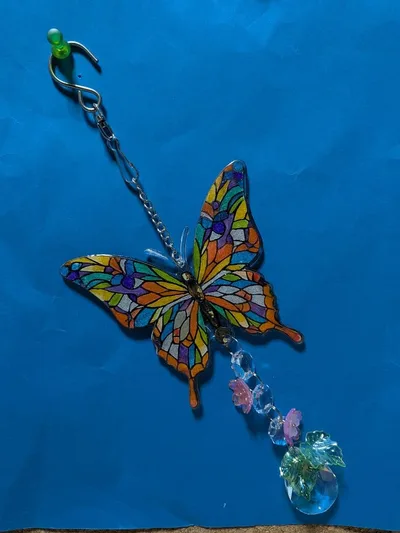 Handmadeステンドグラス風蝶々と、花と葉のサンキャッチャー