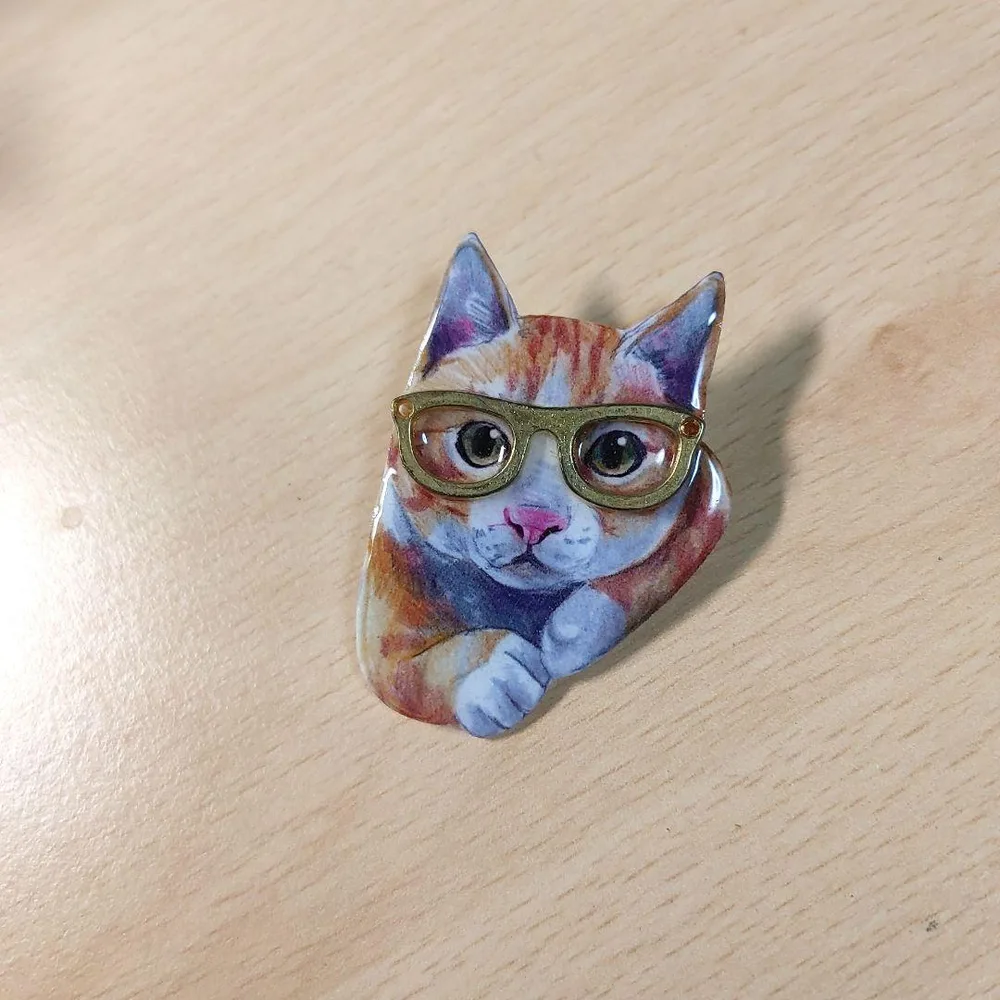 メガネをかけた猫のブローチ