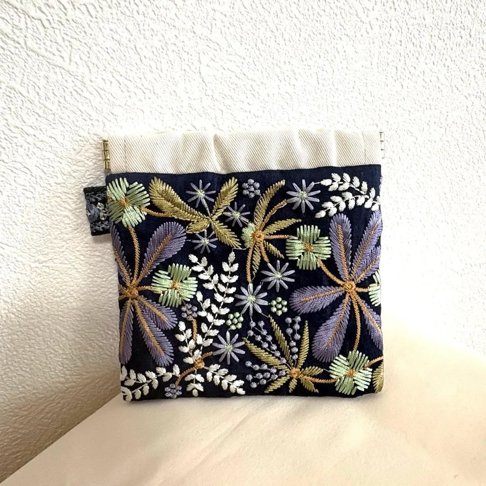 花柄刺繍 ポーチ 小さめ バネ口金 ネイビー