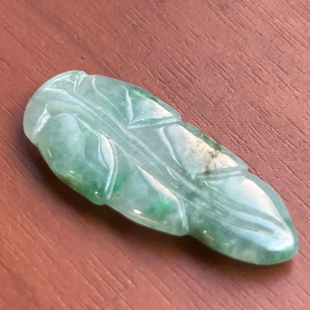 本翡翠 ジェダイト 彫刻 ペンダントトップ ヒスイ 2.8g