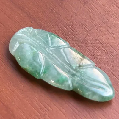 本翡翠 ジェダイト 彫刻 ペンダントトップ ヒスイ 2.8g