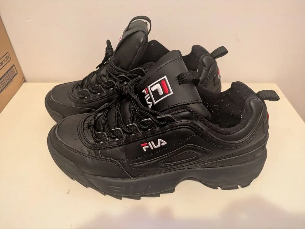 รองเท้าผ้าใบแพลตฟอร์ม FILA สีดำ