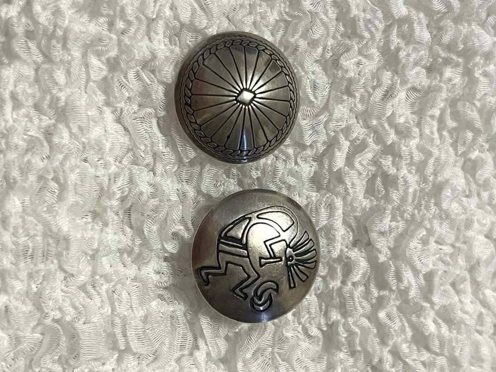 本物インディアンジュエリー ナバホ TK刻印 シルバー925コンチョ2点ココペリ
