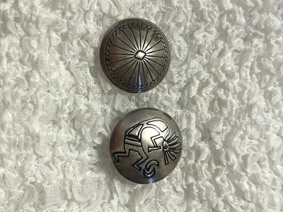 本物インディアンジュエリー ナバホ TK刻印 シルバー925コンチョ2点ココペリ