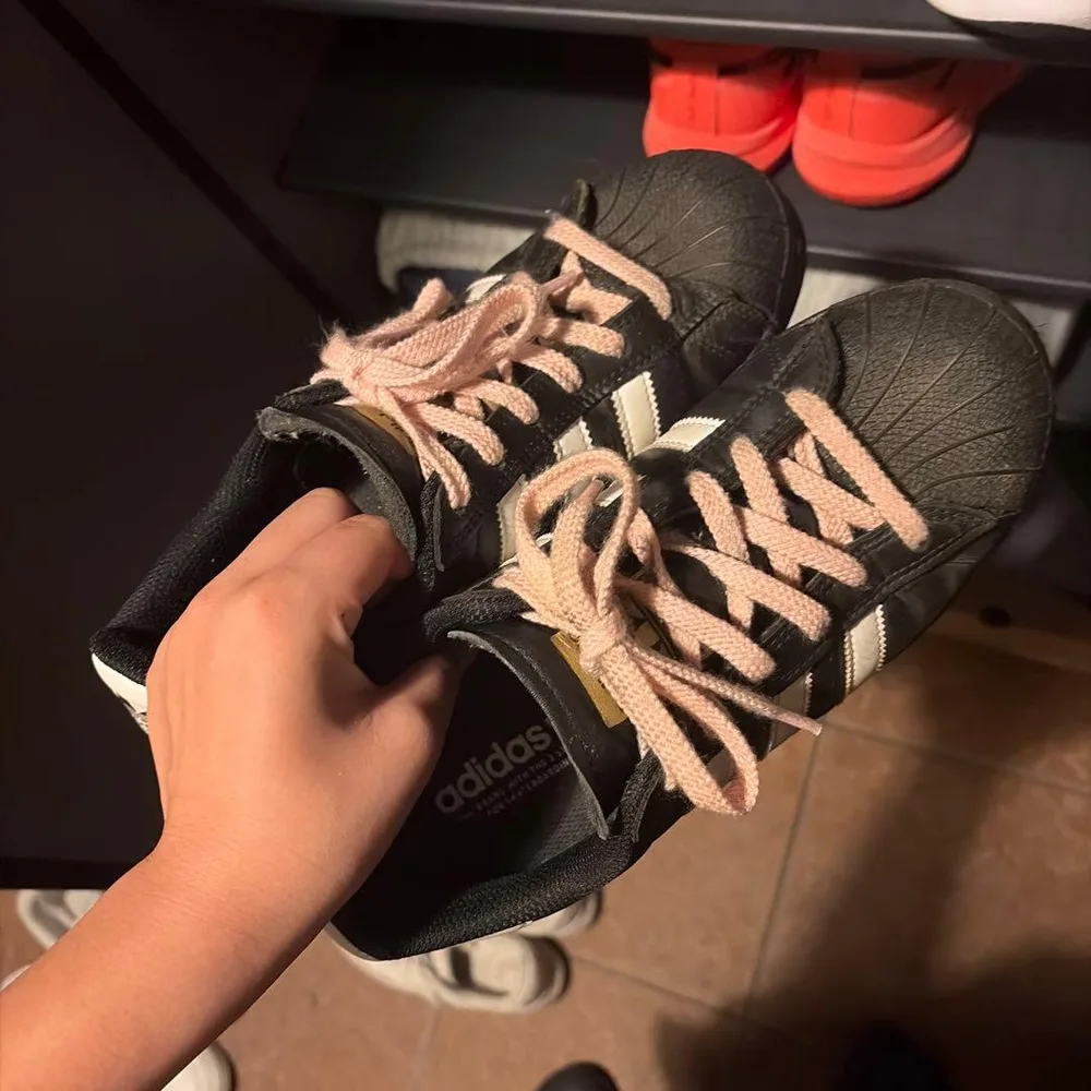 รองเท้าผ้าใบ Adidas Superstar สีดำขาว