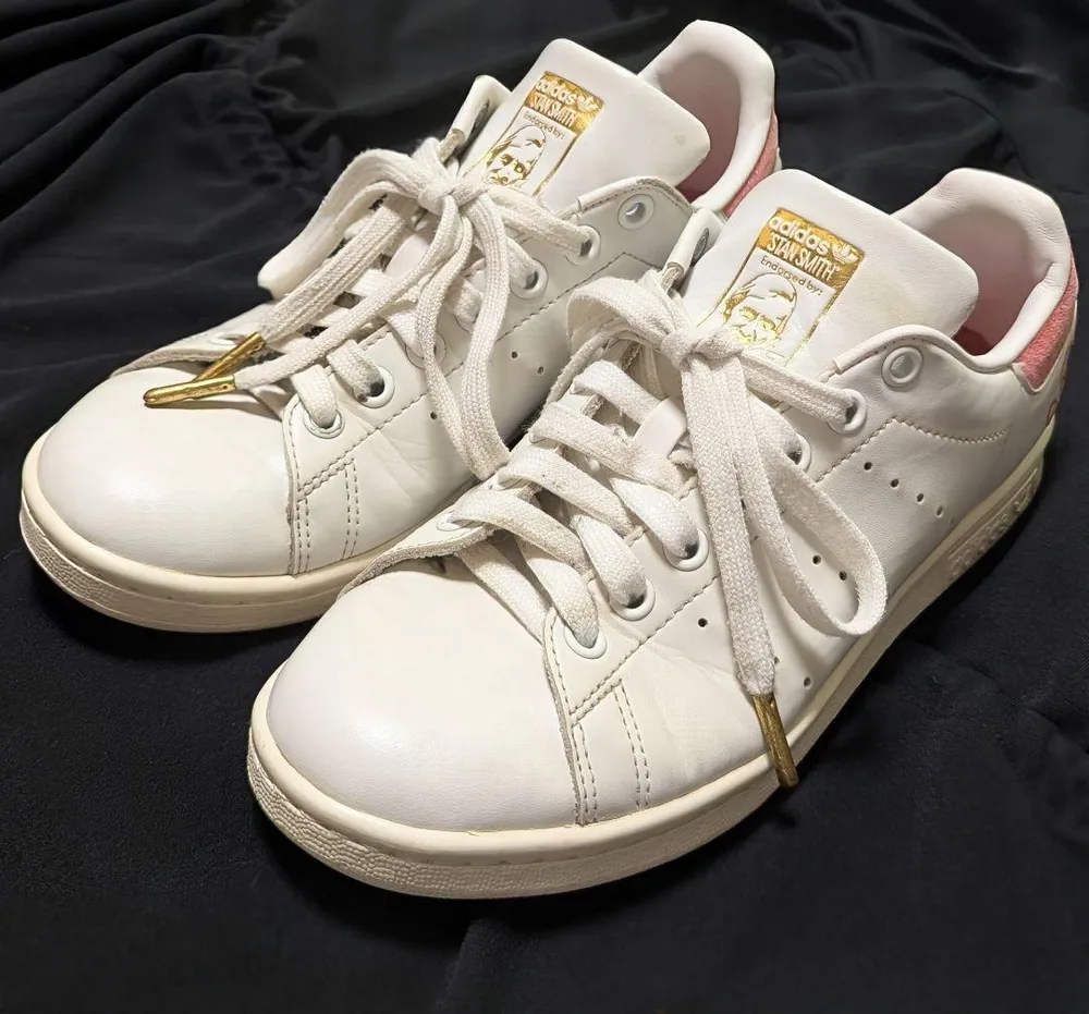 Adidas Stan Smith สีขาวหัวใจสีชมพู
