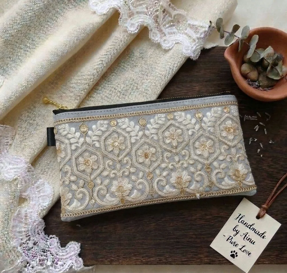 インド刺繍×フェイクレザー フラットポーチきれいめ ハンドメイド(A865)