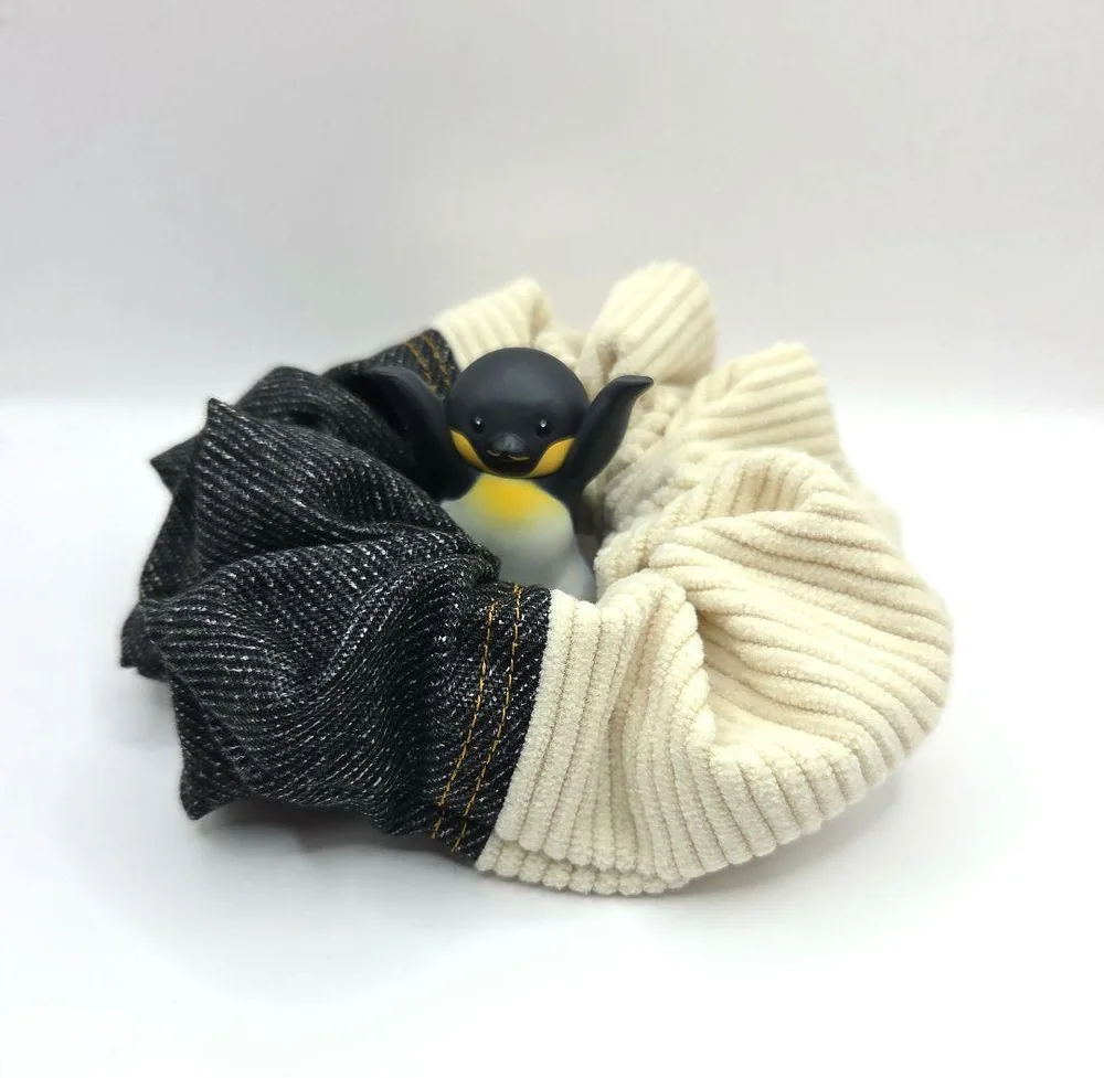 ブラックデニム風×アイボリーコーデュロイ シュシュ ハンドメイド