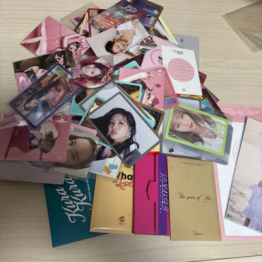 การ์ดรูปถ่ายบนการ์ดสะสม TWICE สามารถติดป้ายลดราคาจำนวนมากได้