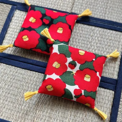 ハンドメイド☆ミニチュア 座布団【椿】 2個セット
