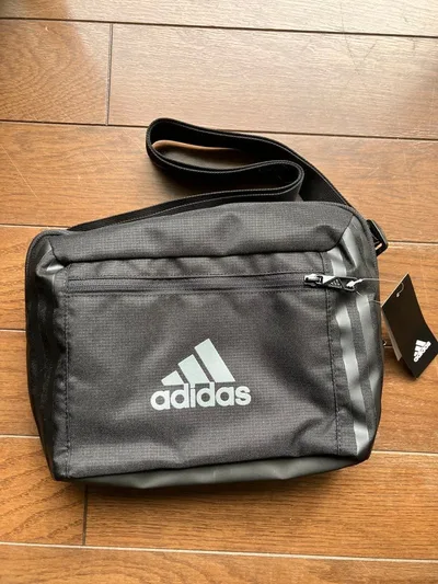 adidas ショルダーバッグ ブラック タグ付き未使用