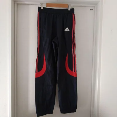 adidas ピステパンツ ブラック レッド