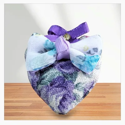 ハンドメイド いちご型ブローチ 花柄 パープル