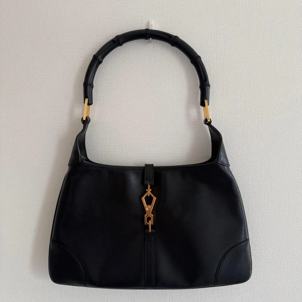 กระเป๋าสะพายหนัง Gucci สีดำ