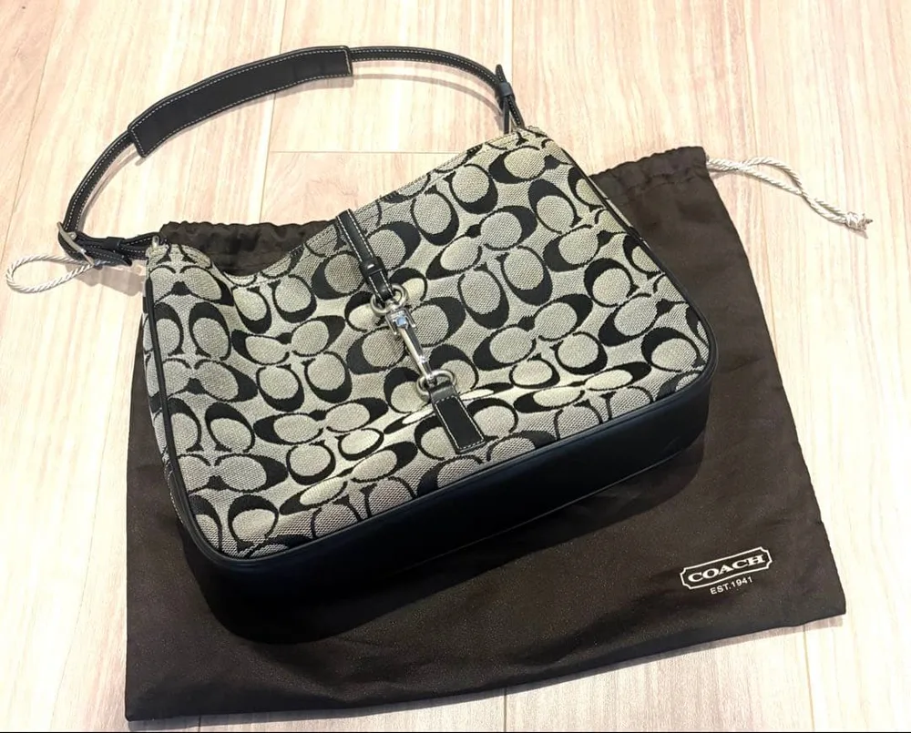 กระเป๋าสะพายข้างลาย COACH