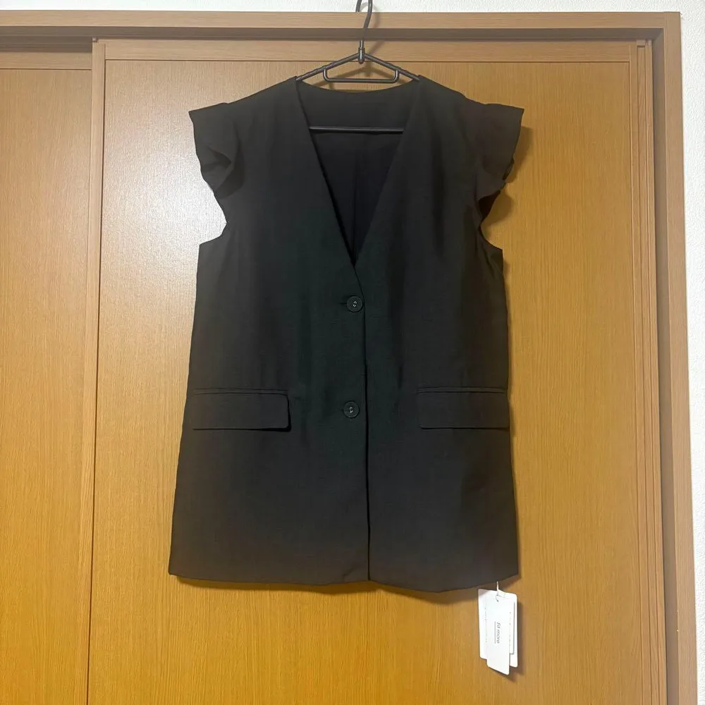 【新品タグ付き】Fit more フリル袖 ベスト ジレ ブラック