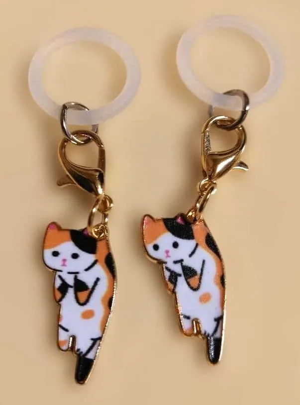 【ハンドメイド】首根っこつかまれたねこ めじるしチャーム 2個セット 三毛猫