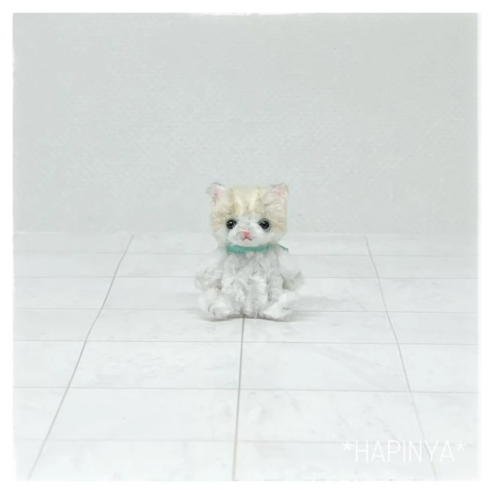 モールアート 淡いクリーム色の子猫 ハンドメイドミニチュアぬいぐるみ