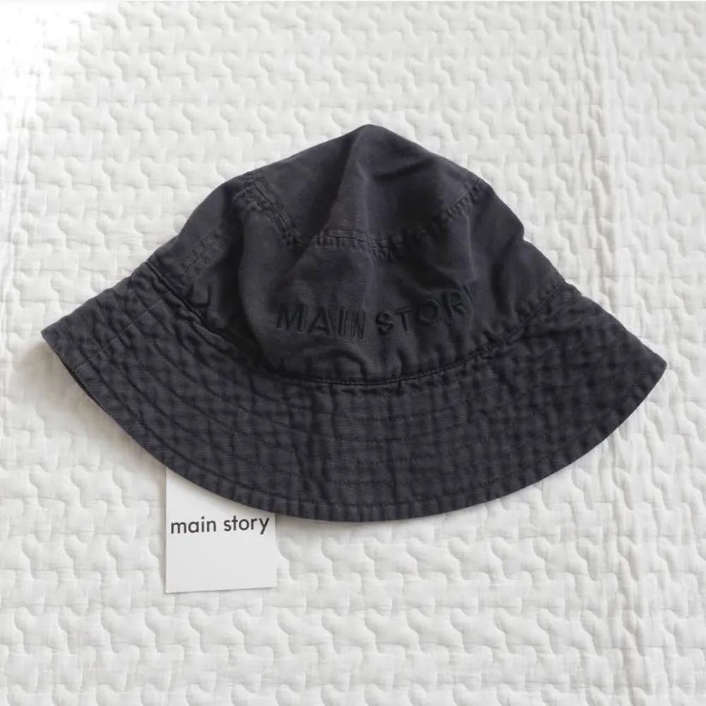 main story / bucket hat