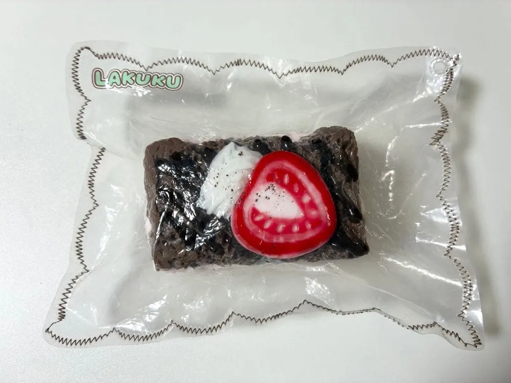 lakuku ラクク いちごチョコケーキ ぼやぼや袋 Mサイズ スクイーズ