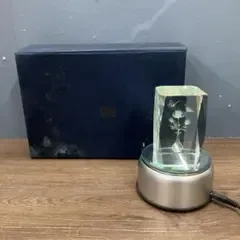 ①3F 【動作確認済】花と蝶 3Dレーザー彫刻 クリスタルガラス LED回転台座