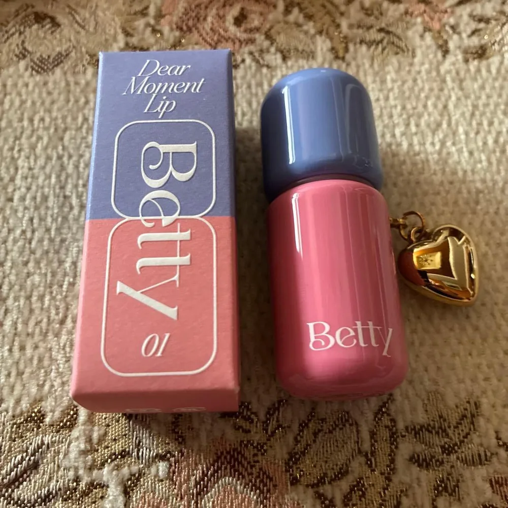 Betty COSMETIC ディアモーメントリップ 01 Fujiko