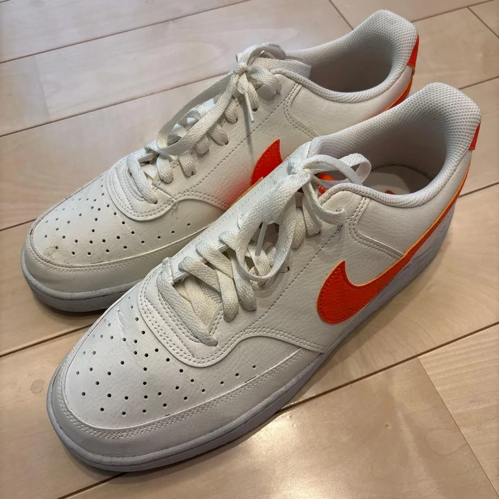 NIKE รองเท้าผ้าใบผู้ชายสีขาวส้ม