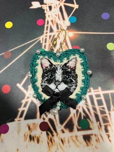 猫刺繍ブローチ・チャーム ハチワレ猫の考え事