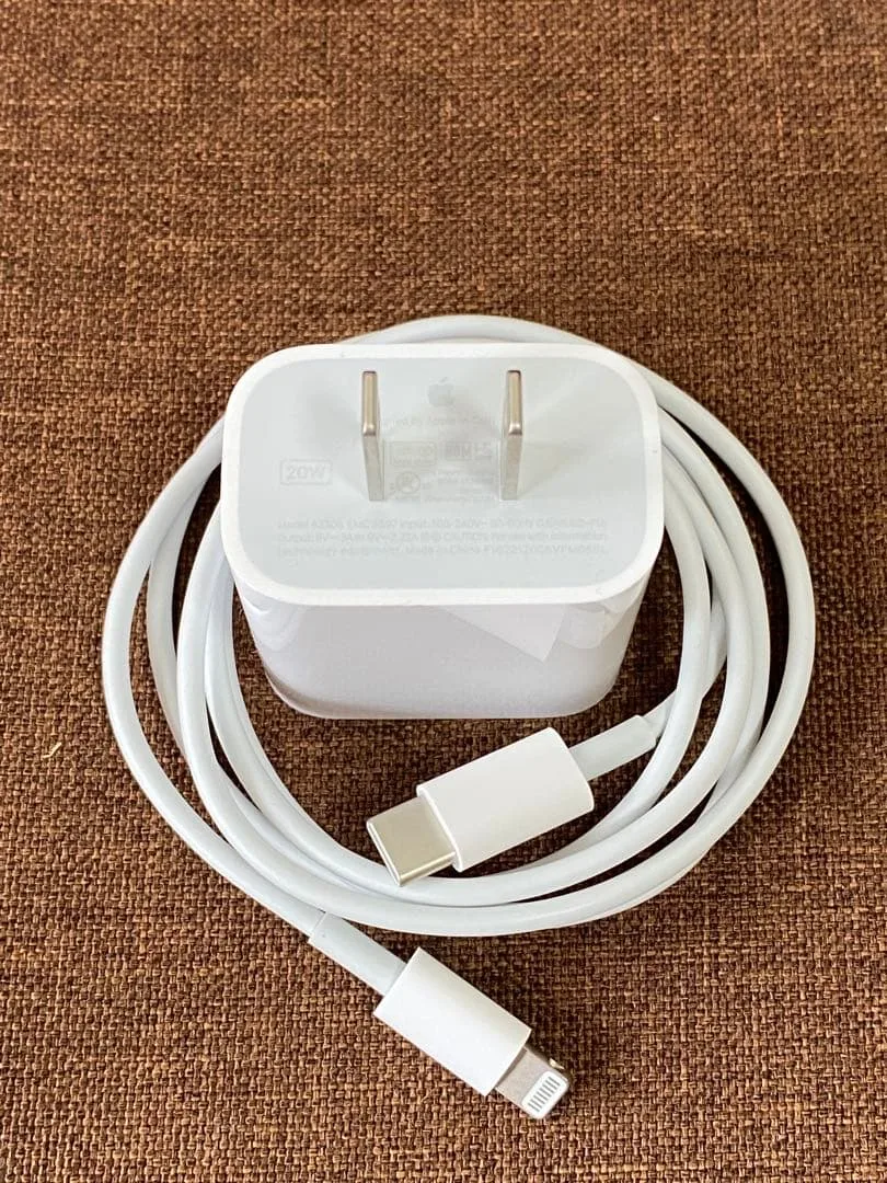 Apple純正の20W USB-C電源アダプタとUSB-Cケーブル