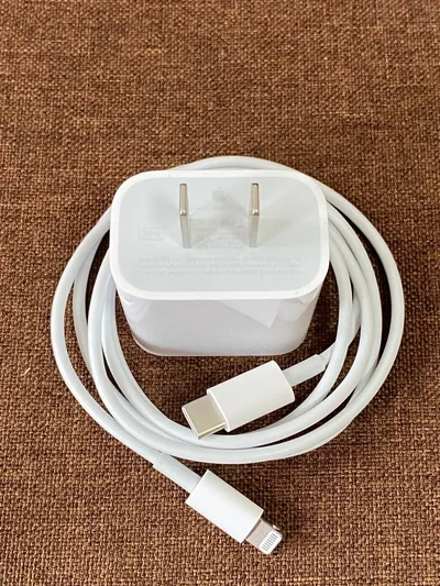 Apple純正の20W USB-C電源アダプタとUSB-Cケーブル