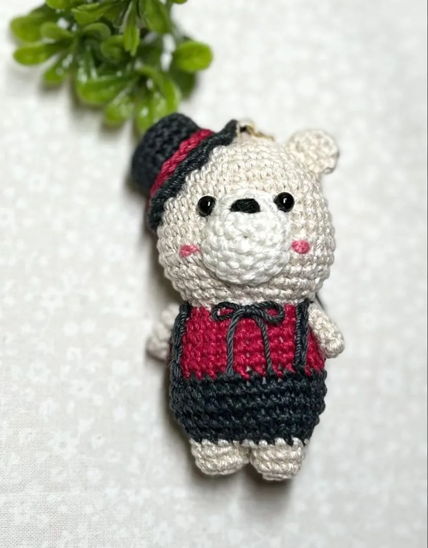 ほっこり顔のくま あみぐるみキーホルダー 小さめ ハンドメイド