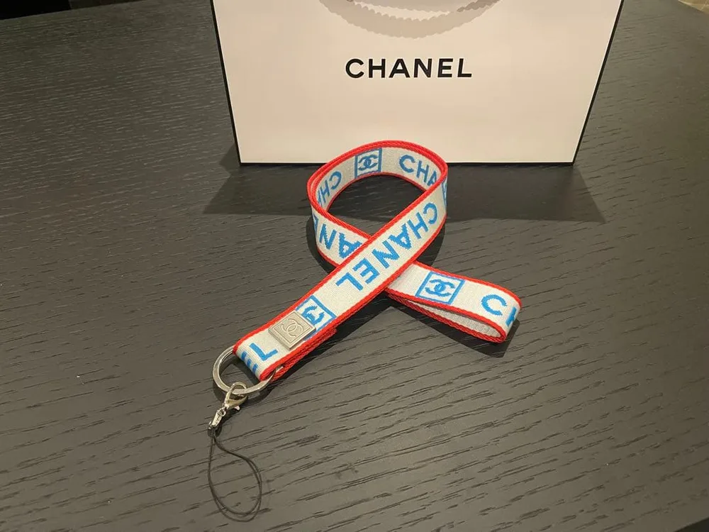 CHANEL ネックストラップ ロゴ入り